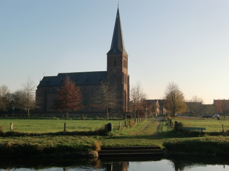 Goch-Kessel : Nierswanderweg, die kath. Pfarrkirche St. Stephanus liegt in der Nähe der Niers